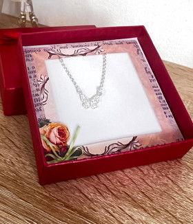 Сребърно колие пеперуда с камъчета