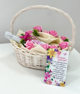 Подаръчна кошничка Честит празник за жена