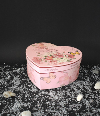 Розова кутия сърце на цветя