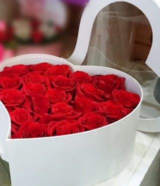 Кутия сърце с 21 червени рози