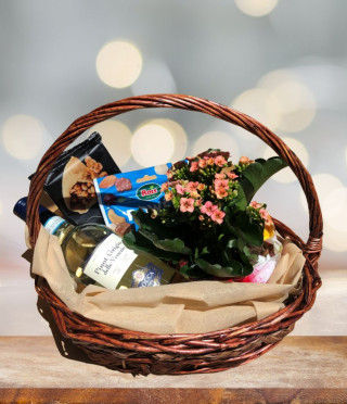 Кошница с бяло вино, цвете и други изненади