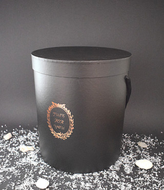 Луксозна черна кутия със златен надпис