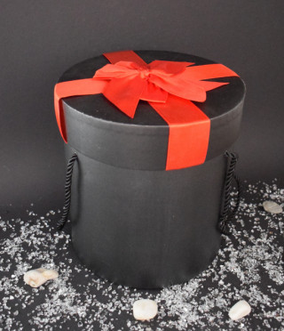Луксозна черна кутия с червена панделка