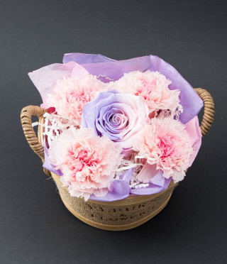 Панерче Flowers с карамфили и вечна роза