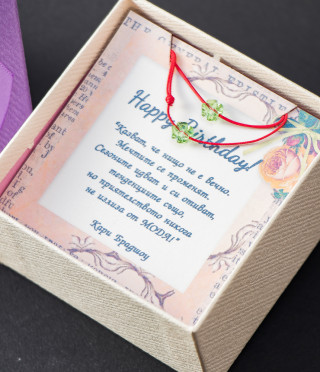 Комплект от 2 гривни с червен конец и зелена детелинка