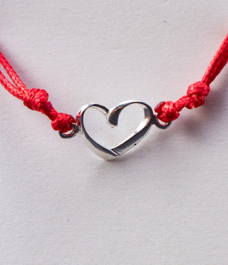 Дамска гривна с червен конец и сребърно сърце