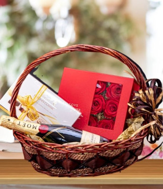 Подаръчна кошница MOET и вечни рози