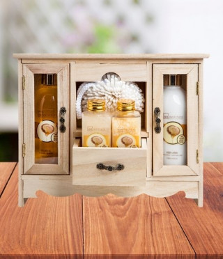 Cosmetic kit with Argan in a wooden locker