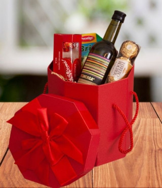 Коледна подаръчна кутия с вино