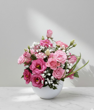 Аранжировка в бяла кашпа с рози и еустоми