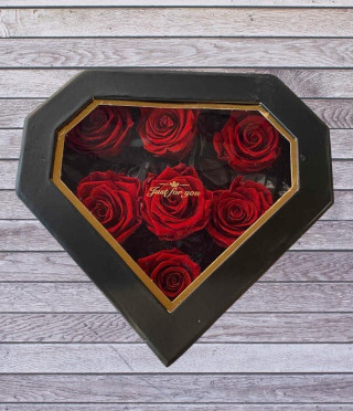 Червени вечни рози Love forever в черна кутия