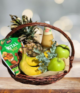 Кошница със сок, плодове и ядки