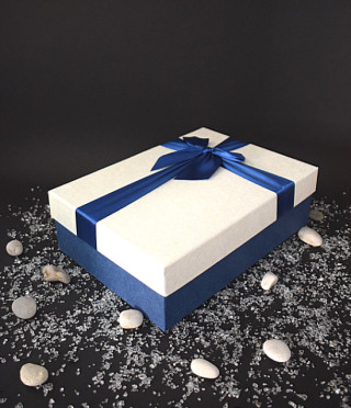 Кутия със синя панделка