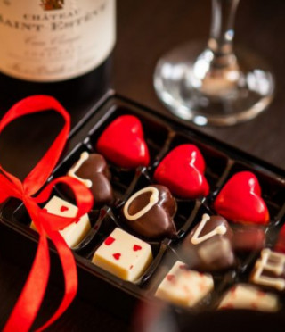 Кутия с 12 бр шоколадови бонбони LOVE