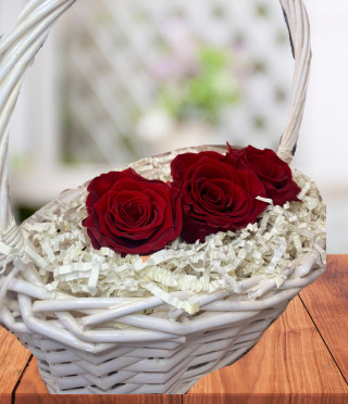 Рози в плетена кошничка