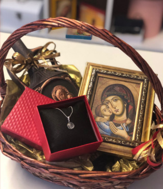 Подаръчна кошница Дева Мария с колие Дева Мария