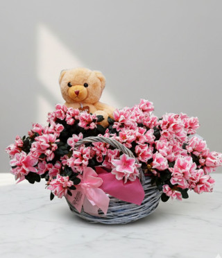 Кошница с мече и азалии