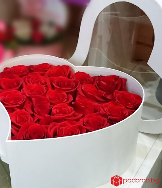 Кутия сърце с 21 червени рози