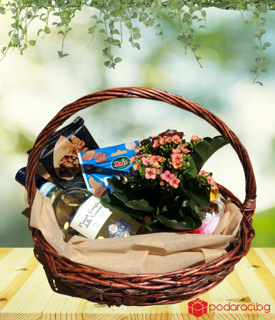 Кошница с бяло вино, цвете и други изненади
