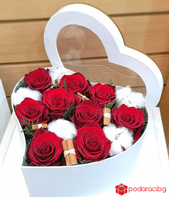 Сърце с червени рози