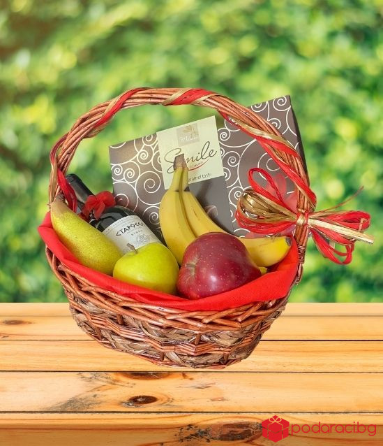 Подаръчна кошница Вино Старосел с плодове
