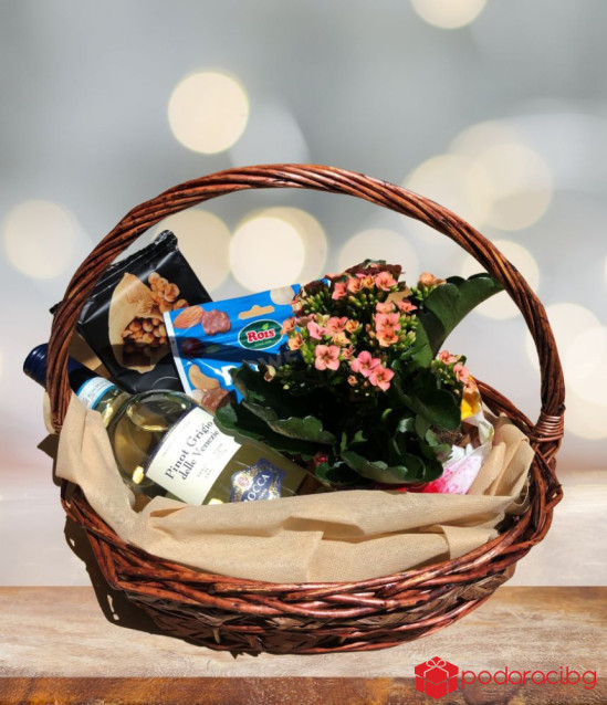 Кошница с бяло вино, цвете и други изненади