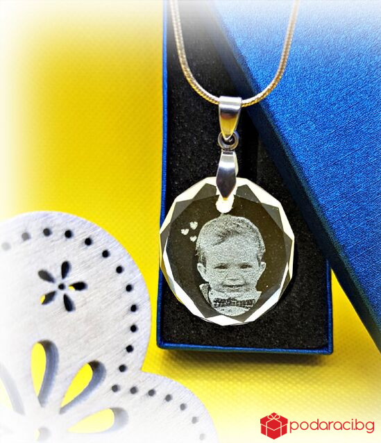 Кристален медальон