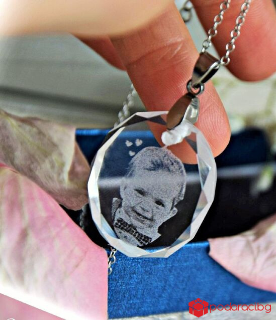 Кристален медальон