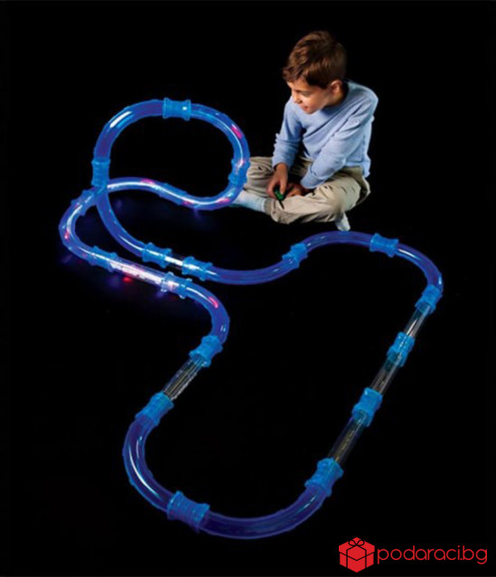 Високоскоростни светещи колички и писта от тръби