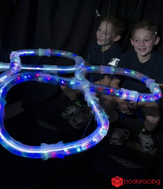 Високоскоростни светещи колички и писта от тръби