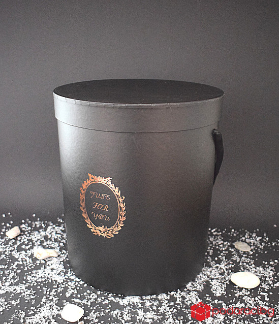 Луксозна черна кутия със златен надпис