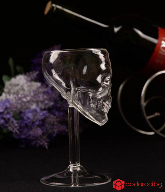Стъклена чашa череп за вино