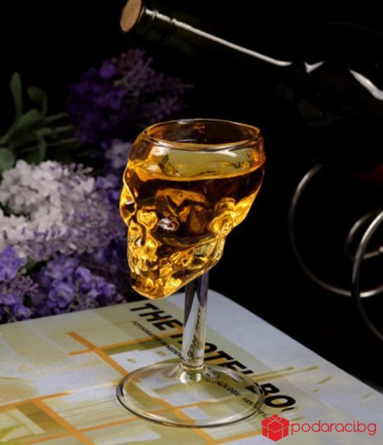 Стъклена чашa череп за вино