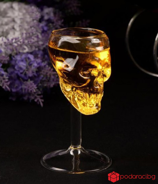 Стъклена чашa череп за вино