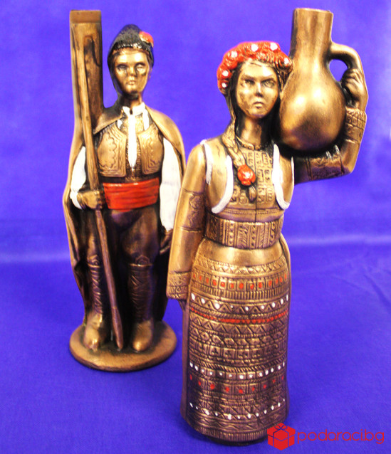 Бутилка вино Български фолклор, жена