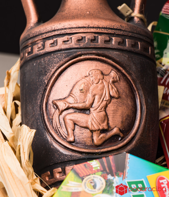 Gift crate with cheese and wine zodiac