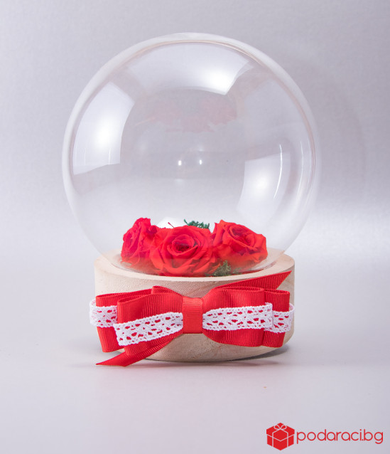 Вечни рози в стъкленица