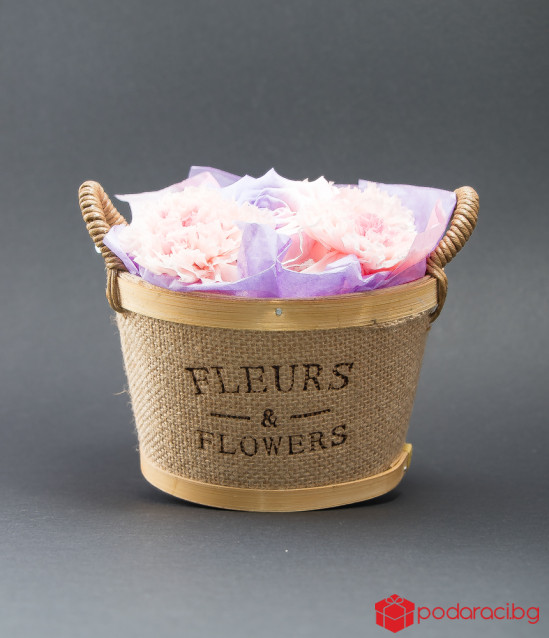 Панерче Flowers с карамфили и вечна роза