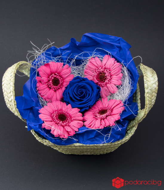 Розови гербери и синя вечна роза в кошничка