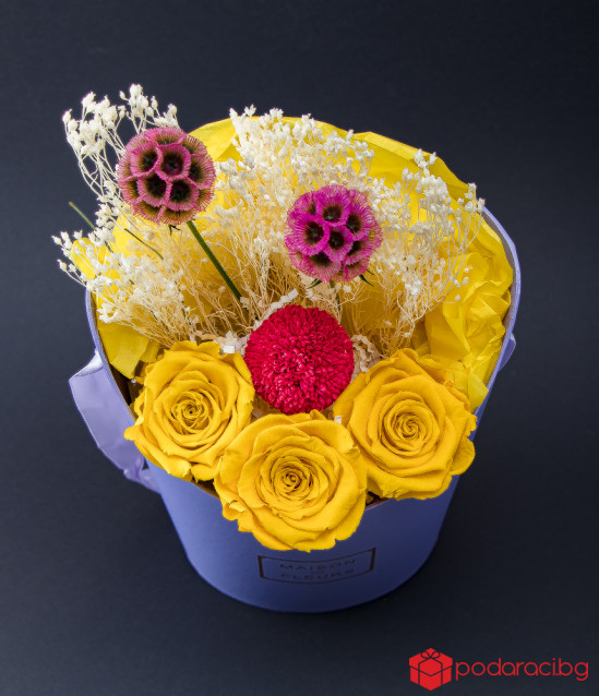 Аранжировка с жълти вечни рози в лилава кутия