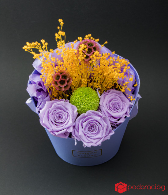 Цветна аранжировка с бледолилави вечни рози