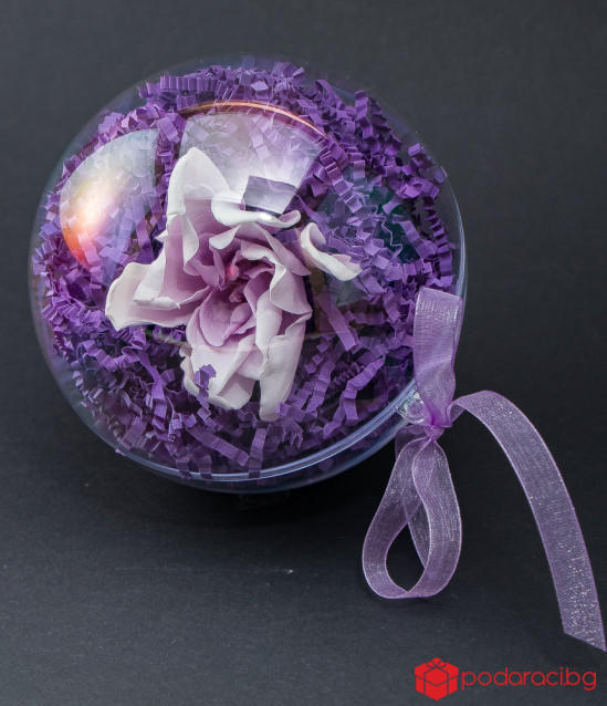 Истинска гардения в цветна сфера