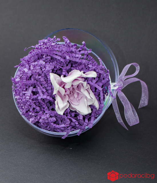 Истинска гардения в цветна сфера