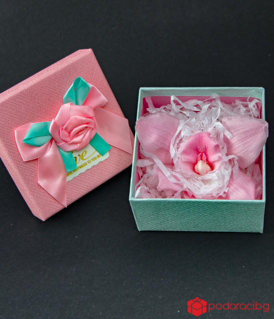 Розова орхидея в подаръчна кутийка