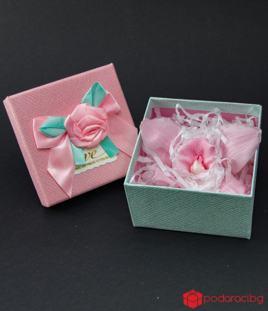 Розова орхидея в подаръчна кутийка