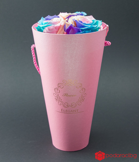 Три вечни рози в конусовидна кутия