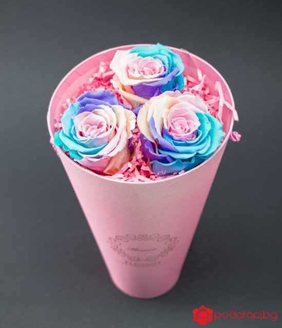 Три вечни рози в конусовидна кутия