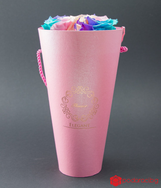 Три вечни рози в конусовидна кутия