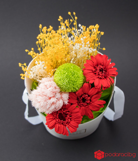 Цветна аранжировка с червени гербери