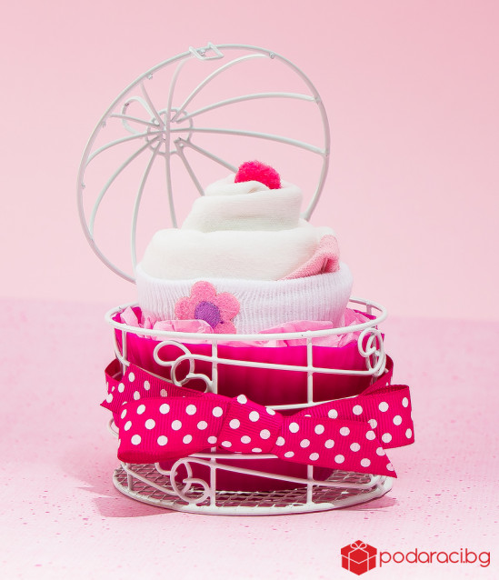 Мъфин за бебе момиче в метална клетка